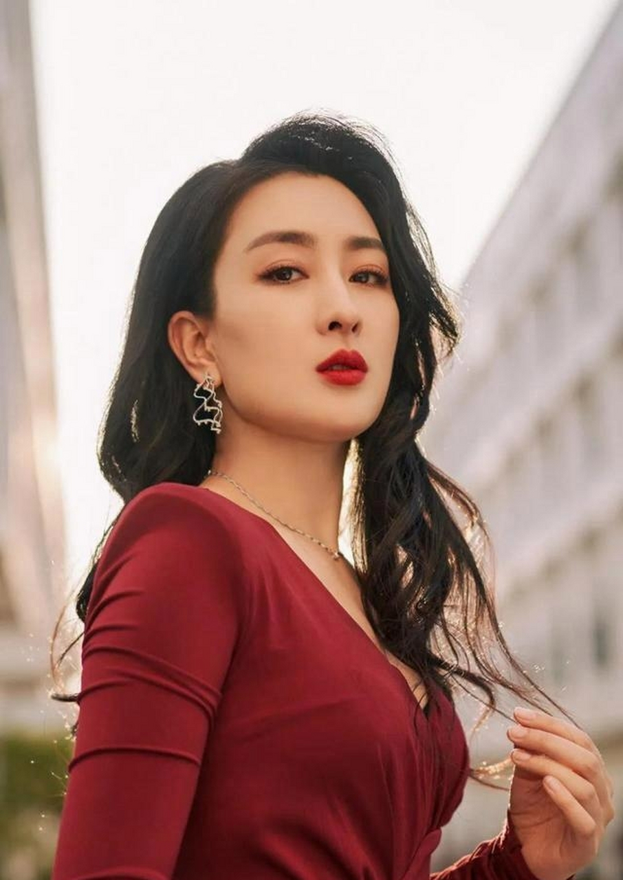 马苏在社交平台上分享了自己的一组写直美照.