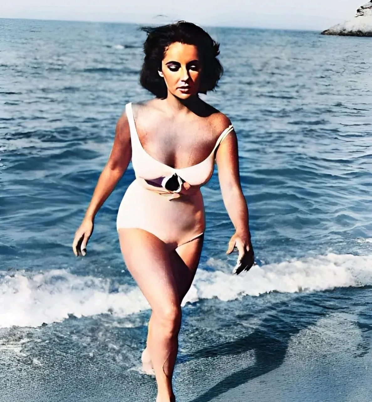 1950年代,美国女星伊丽莎白·泰勒的泳装照.