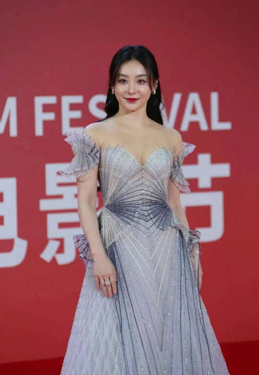 马甲线女王袁姗姗一袭银色长裙走红毯优雅又大方!