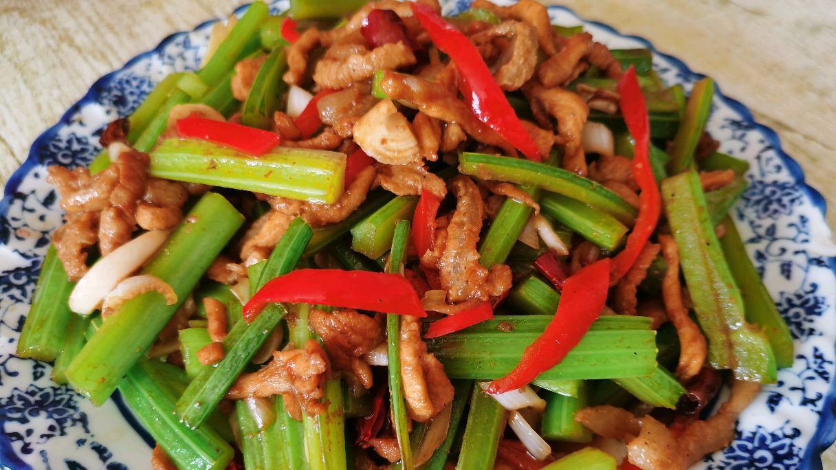 胖哥教你“芹菜炒肉丝”的做法,芹菜脆绿 肉丝滑嫩,简单又美味