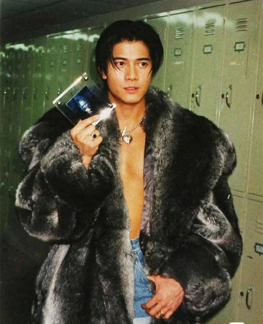 郭富城这穿搭放现在也是很时尚的,城哥以前真帅啊这脸