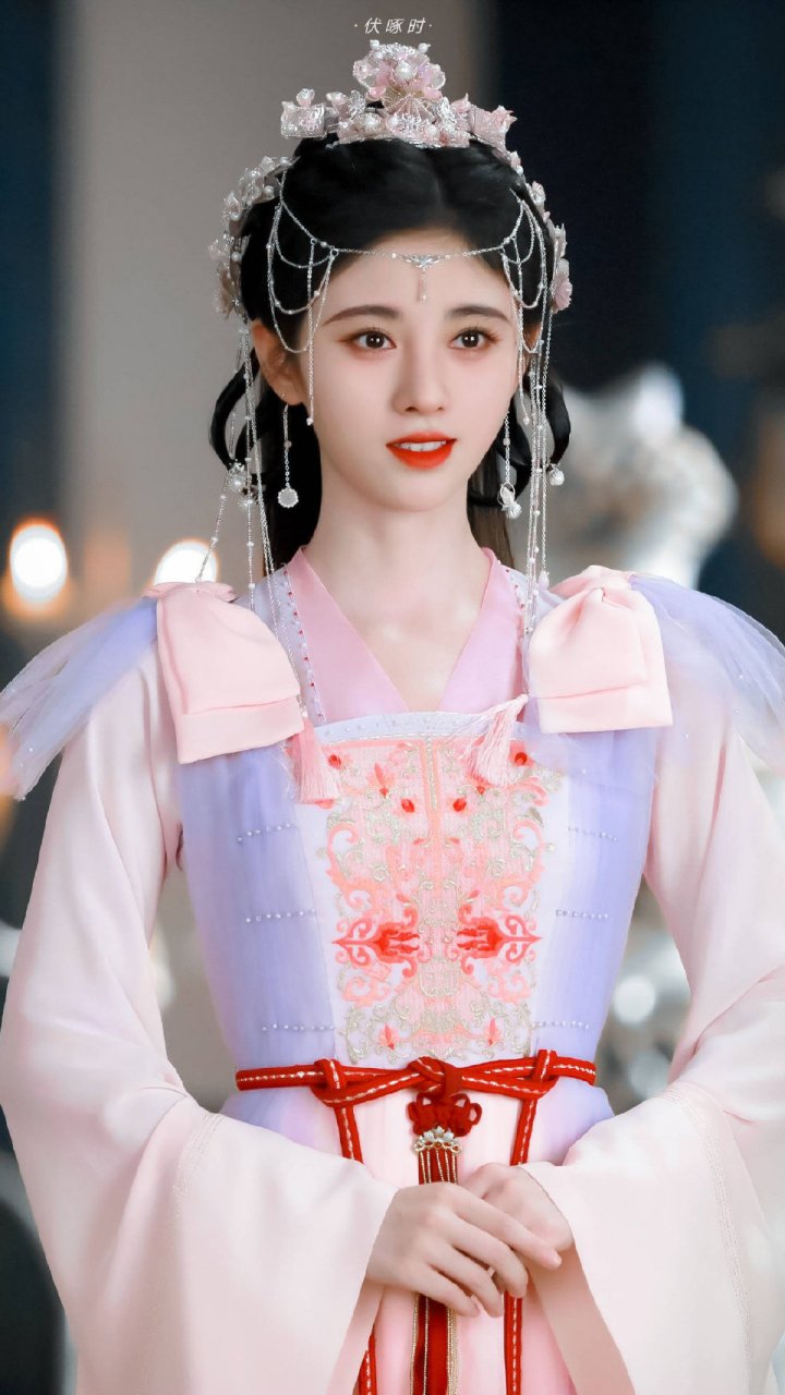 鞠婧祎好甜!#花戎# 剧内魅惑魔后 ,现实中呆萌可爱!