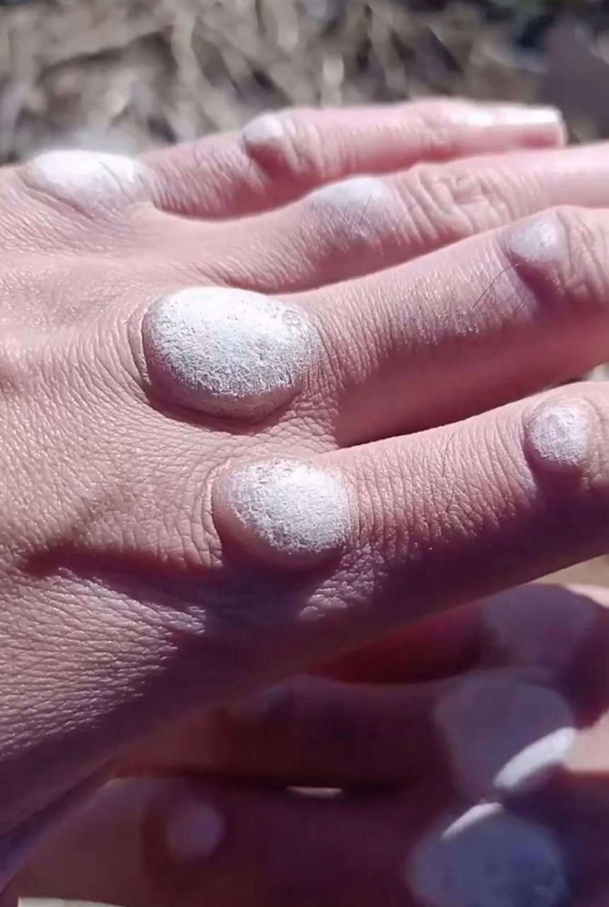 第一次握住老父亲的手,触摸到他手上的老茧心里很不是滋味