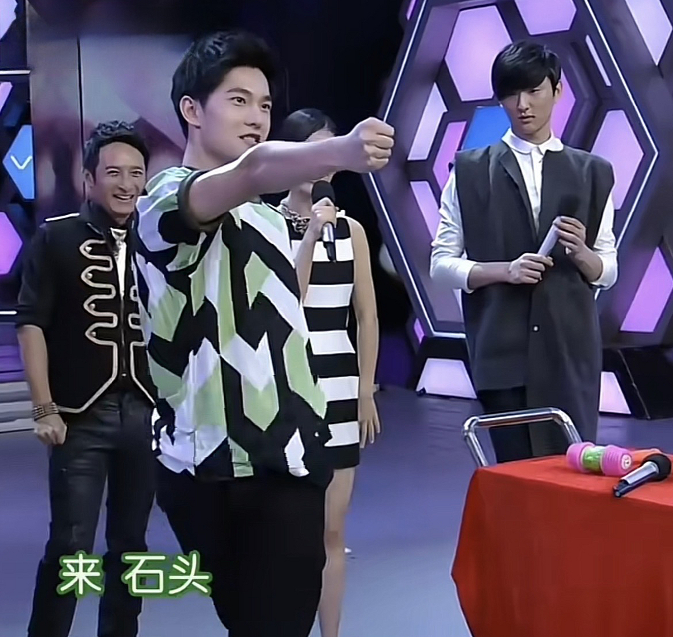 杨洋 真人版石头 剪刀 布 这每个动作都是意料之外 太搞笑了吧[笑哭]