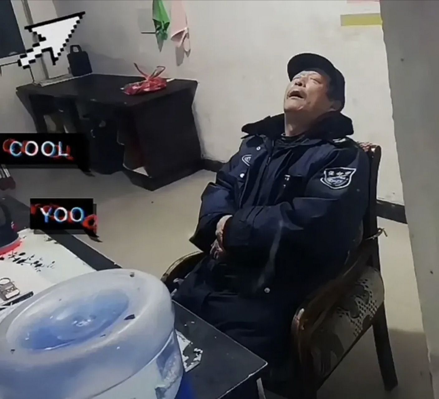 保安大爷上夜班睡觉引发争议,有人说这位保安大爷,每个月只拿二千块钱