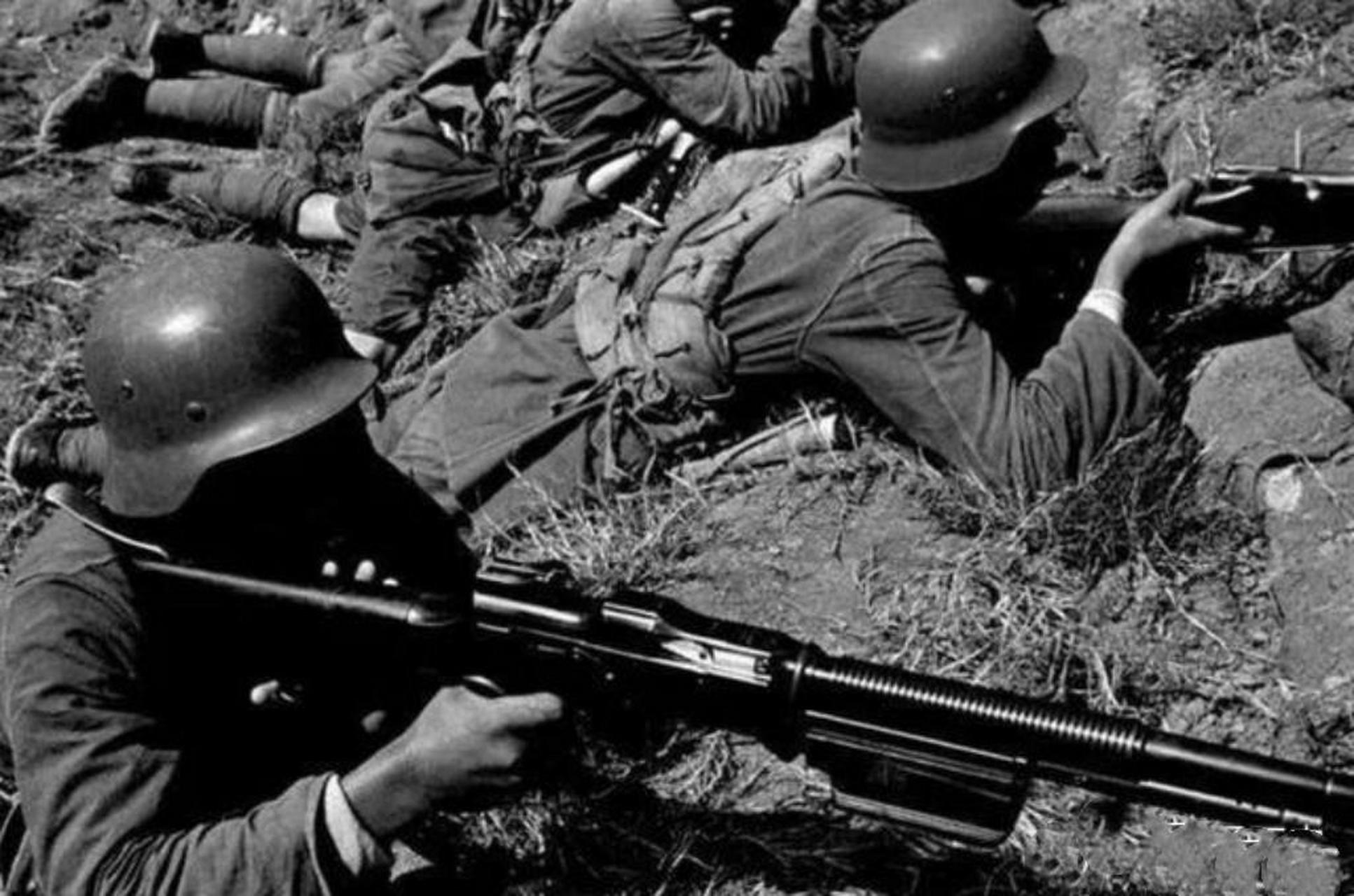 抗日战争期间,真实的国军面貌,他们当时都是戴着钢盔