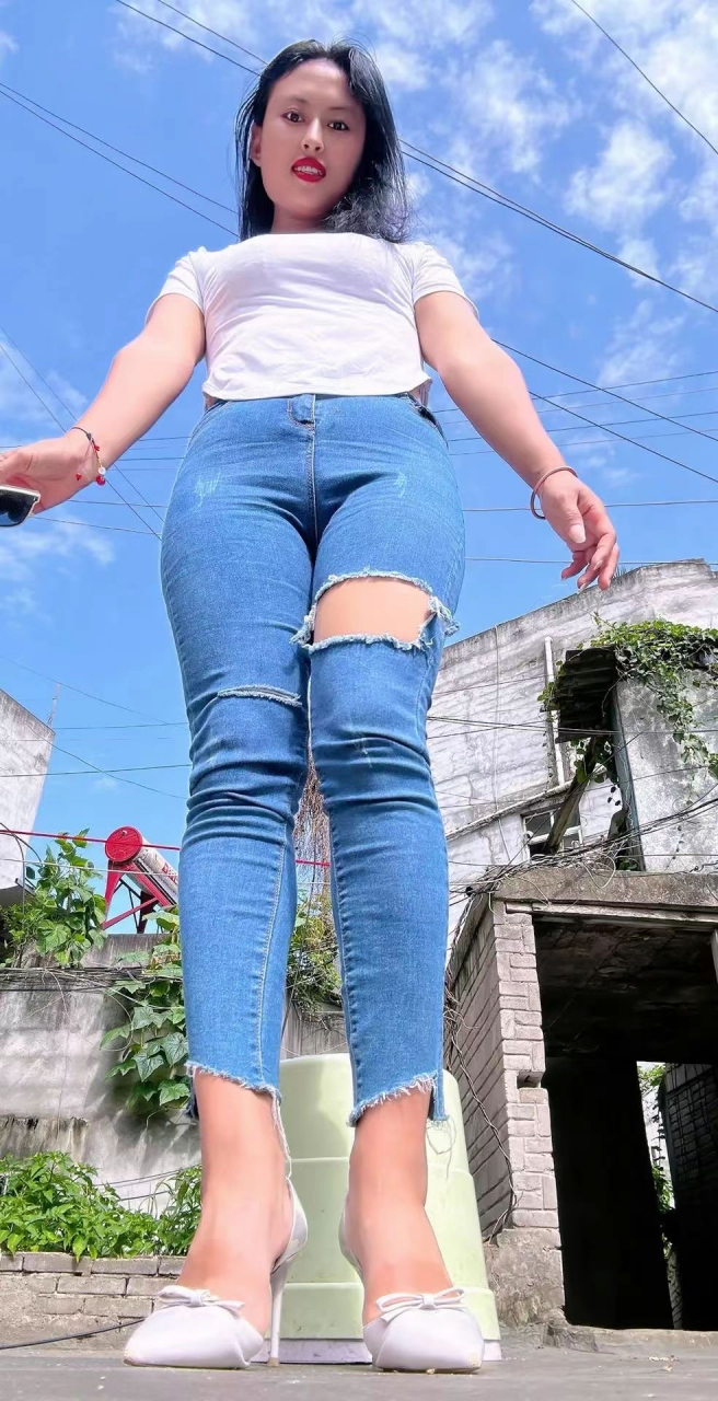 时尚潮流破洞牛仔裤#时尚街拍美女