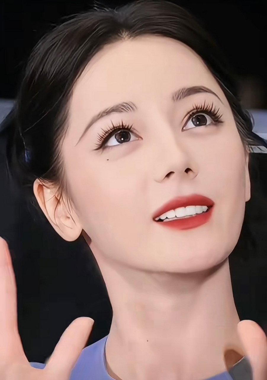 迪丽热巴的睫毛又长又密,像一把小扇子