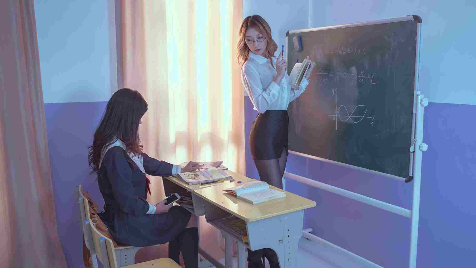 云溪溪cos图集分享，双人教室里面的学生与老师