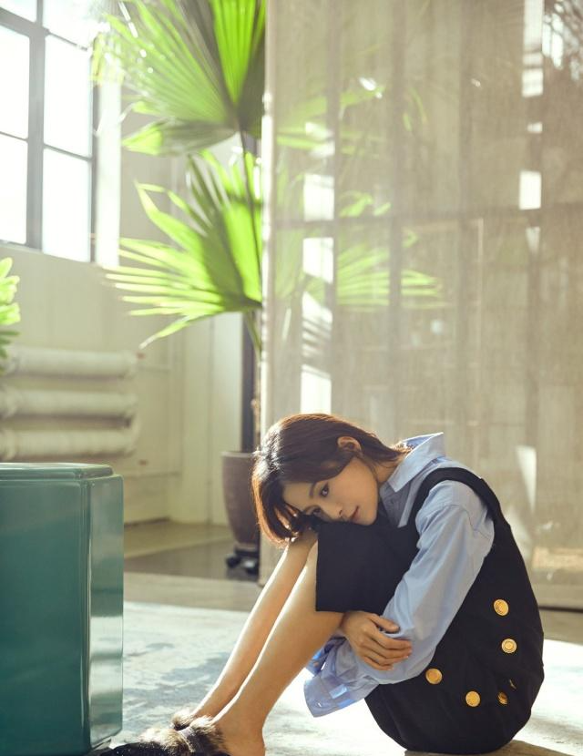 36岁王媛可真少女,衬衫背带裙双手抱腿坐地上,阳光下宛如初恋!