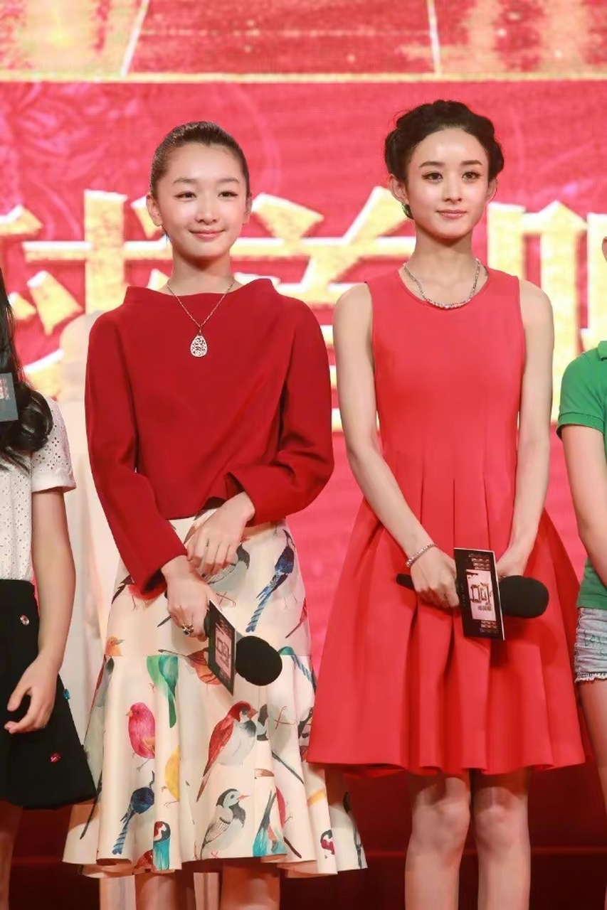 赵丽颖周冬雨只差5岁,同框却一个姐姐,一个阿姨,差距一目了然.