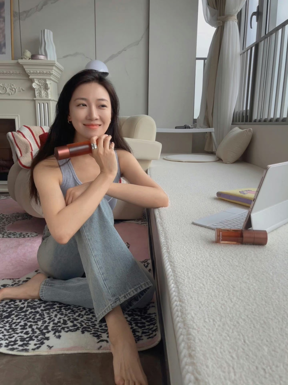 菅纫姿的皮肤真好,就连美脚丫也这么白嫩光滑,女生皮肤好真的好加分