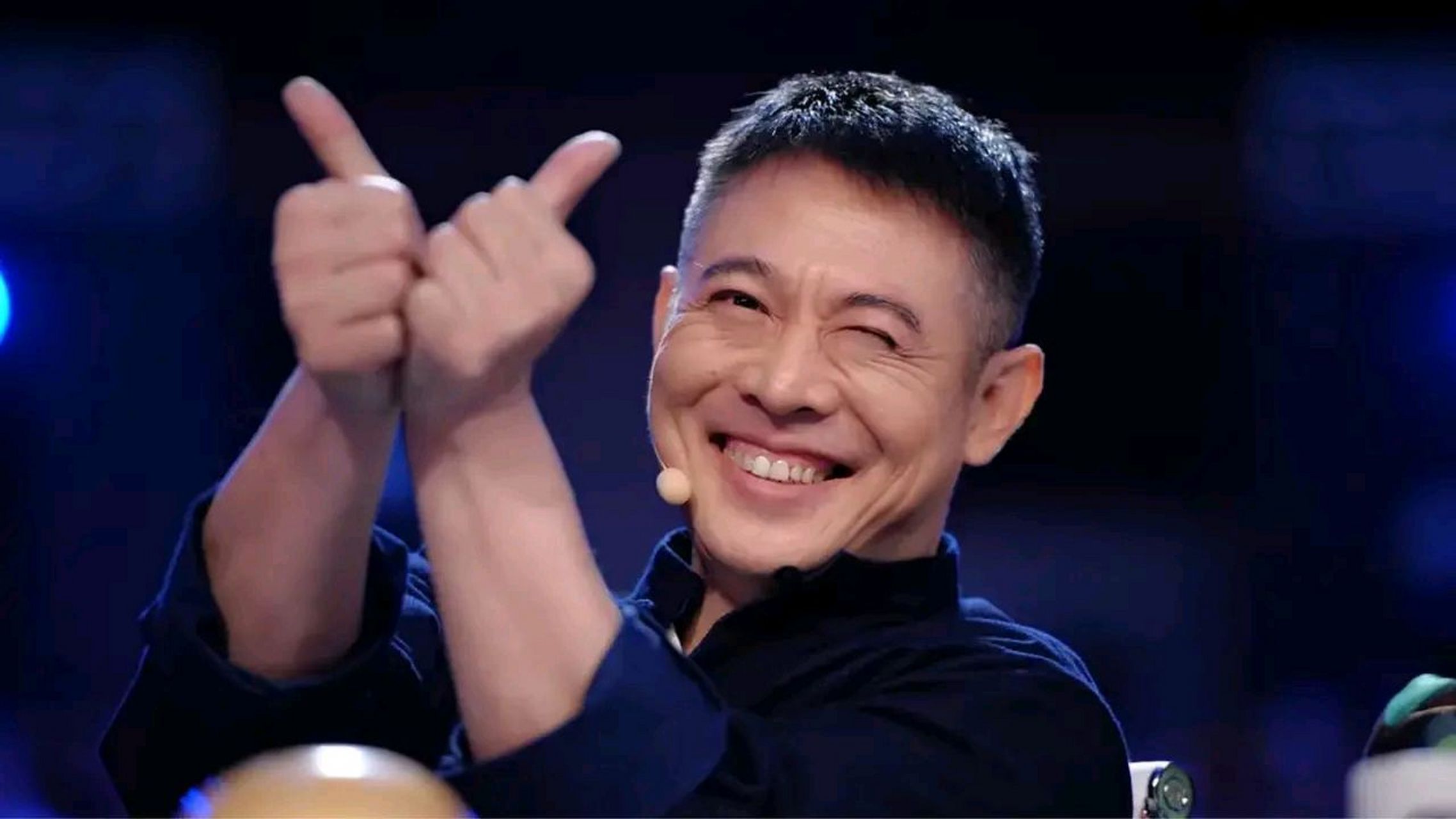 有一次,李连杰在一档外国节目上展示了太极拳,可却被主持人嘲笑:软