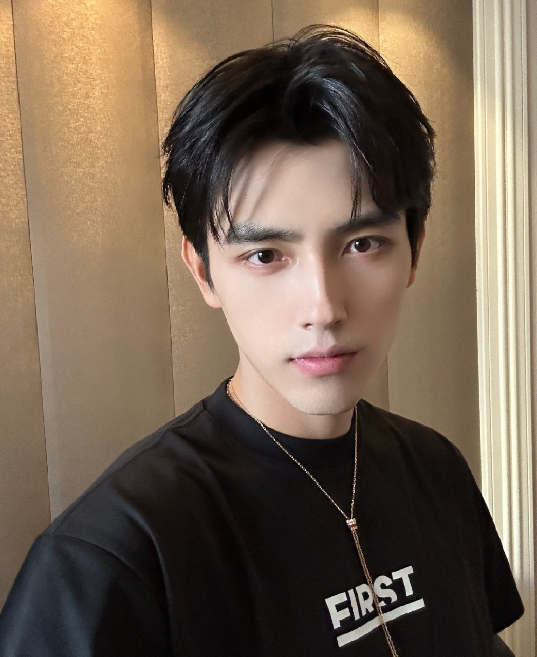 阳光大男孩形象,头发打理得很清爽,看脸也是瘦了不少,下巴都变尖了,连