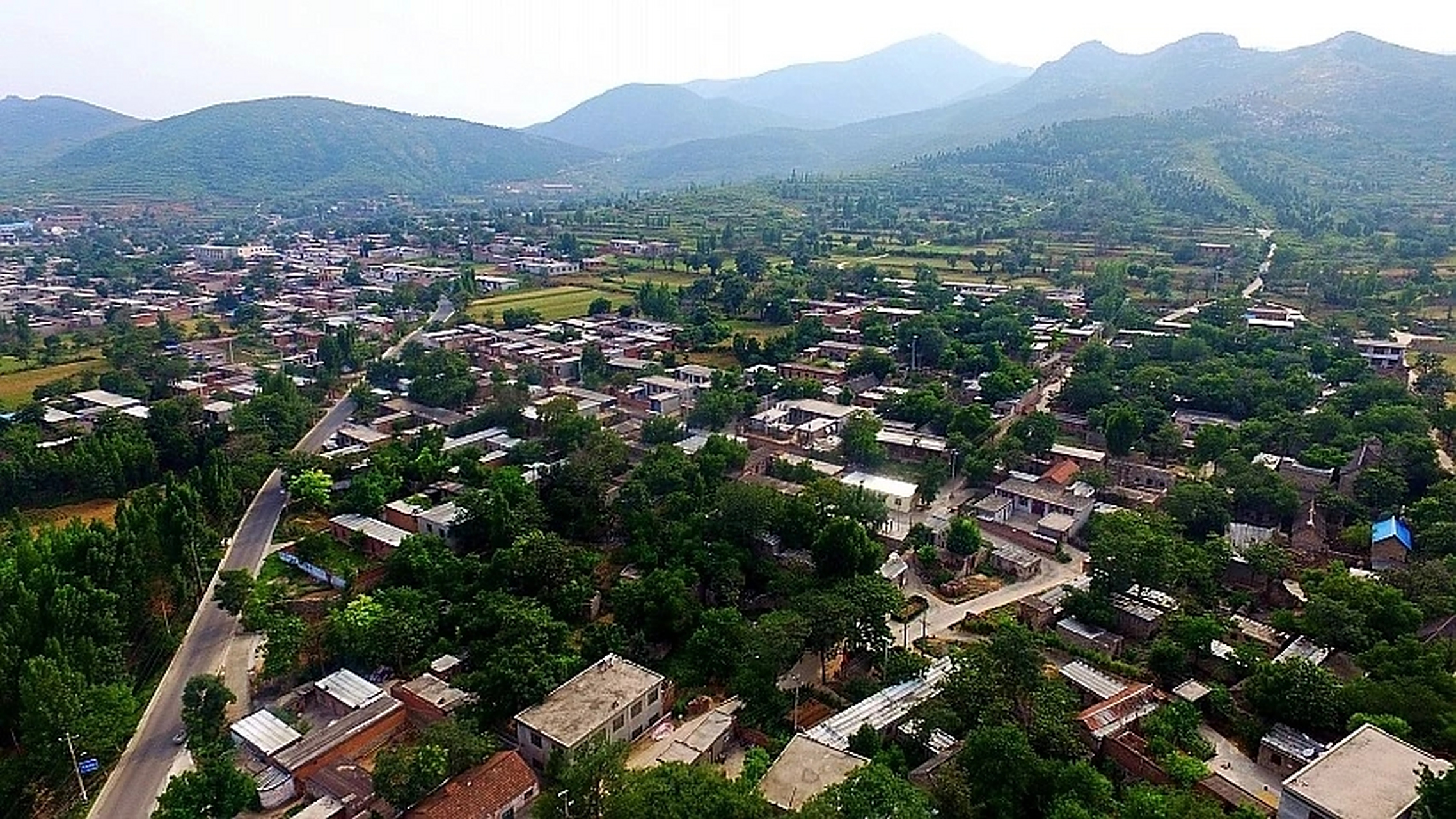 淇滨区大河涧乡毛连洞村位于牟山之下,是一个依山而建的古村落.
