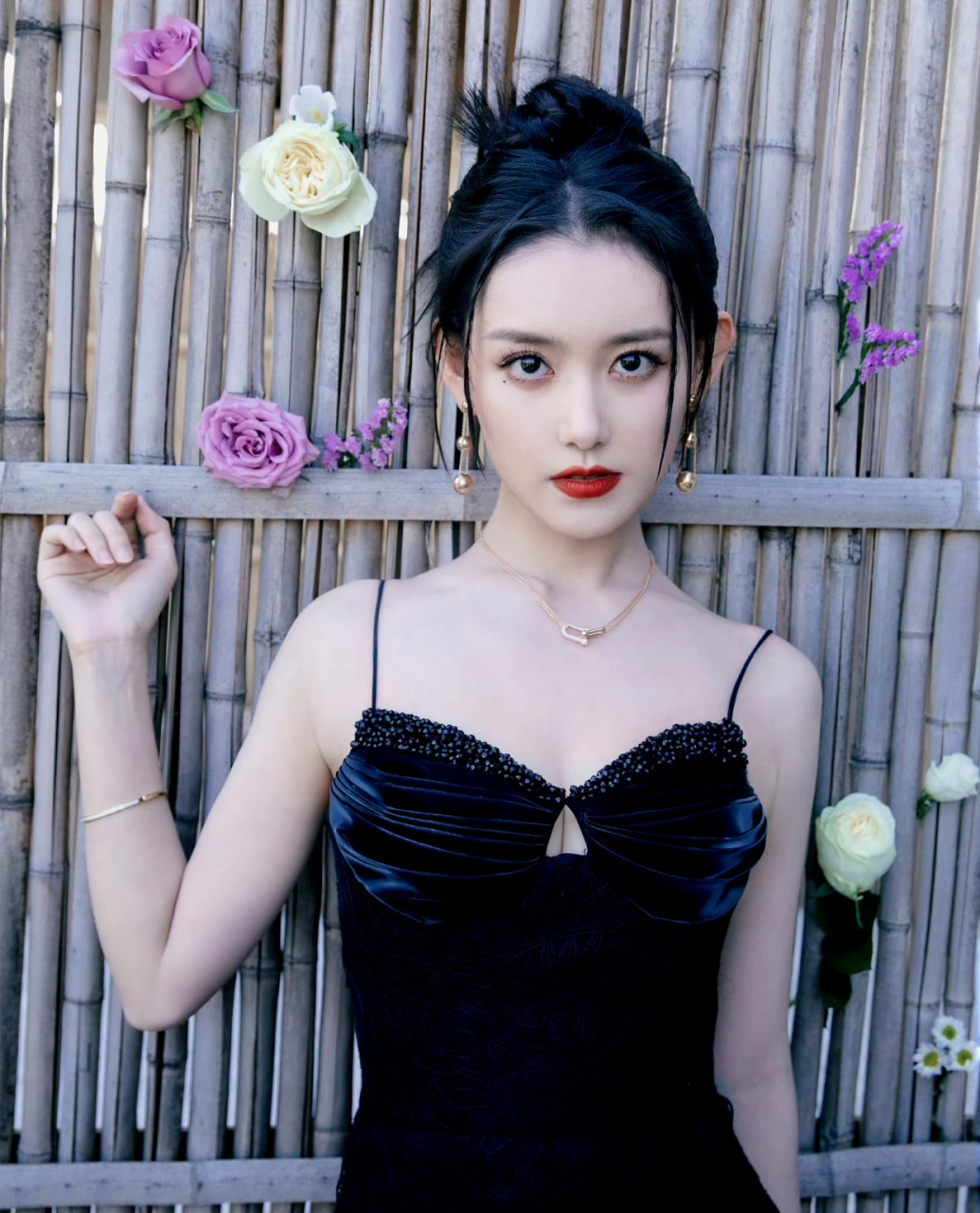 谁能想到!甜美外表下的蒋依依也可以有性感的一面