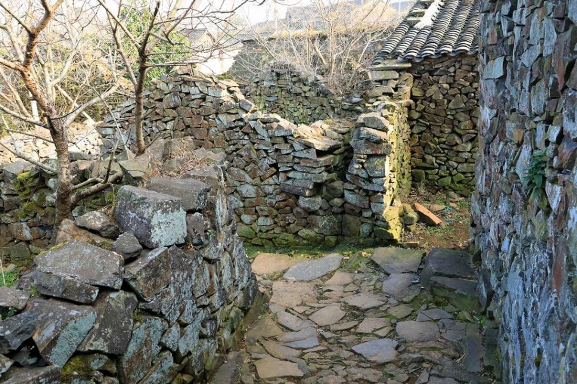 宁波著名的石头村,名叫许民村,通常称为许家山石头村.