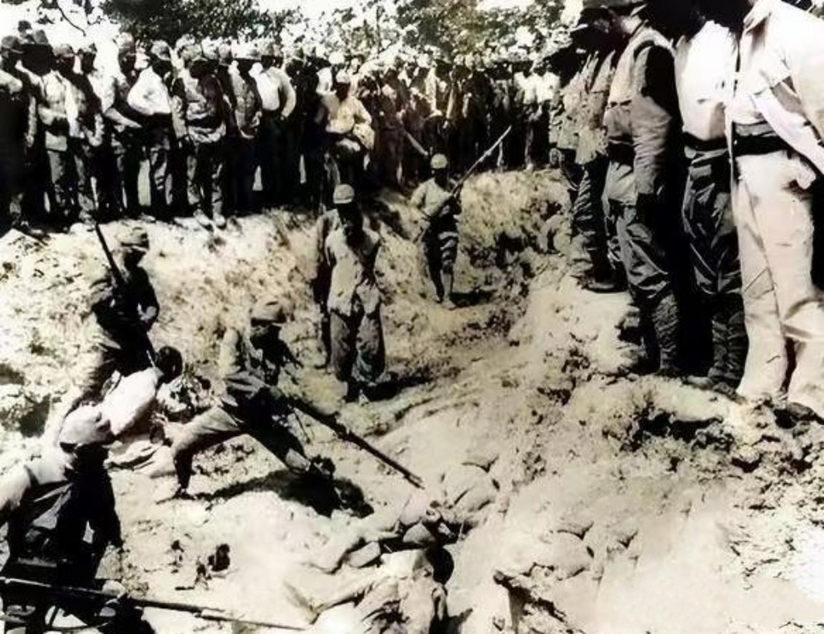 日本鬼子残忍地杀害被俘的士兵