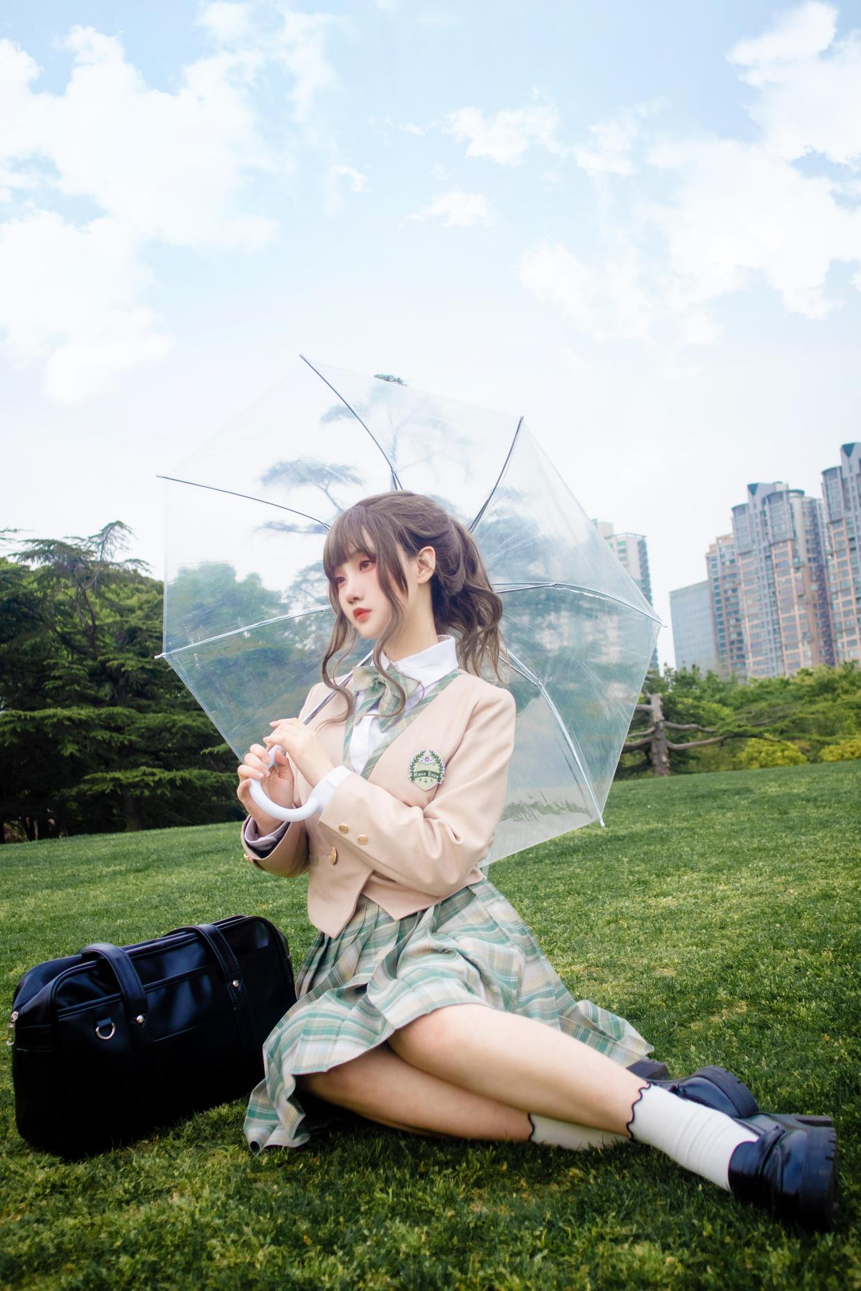 jk制服美少女:太阳伞和美少女更搭哦!