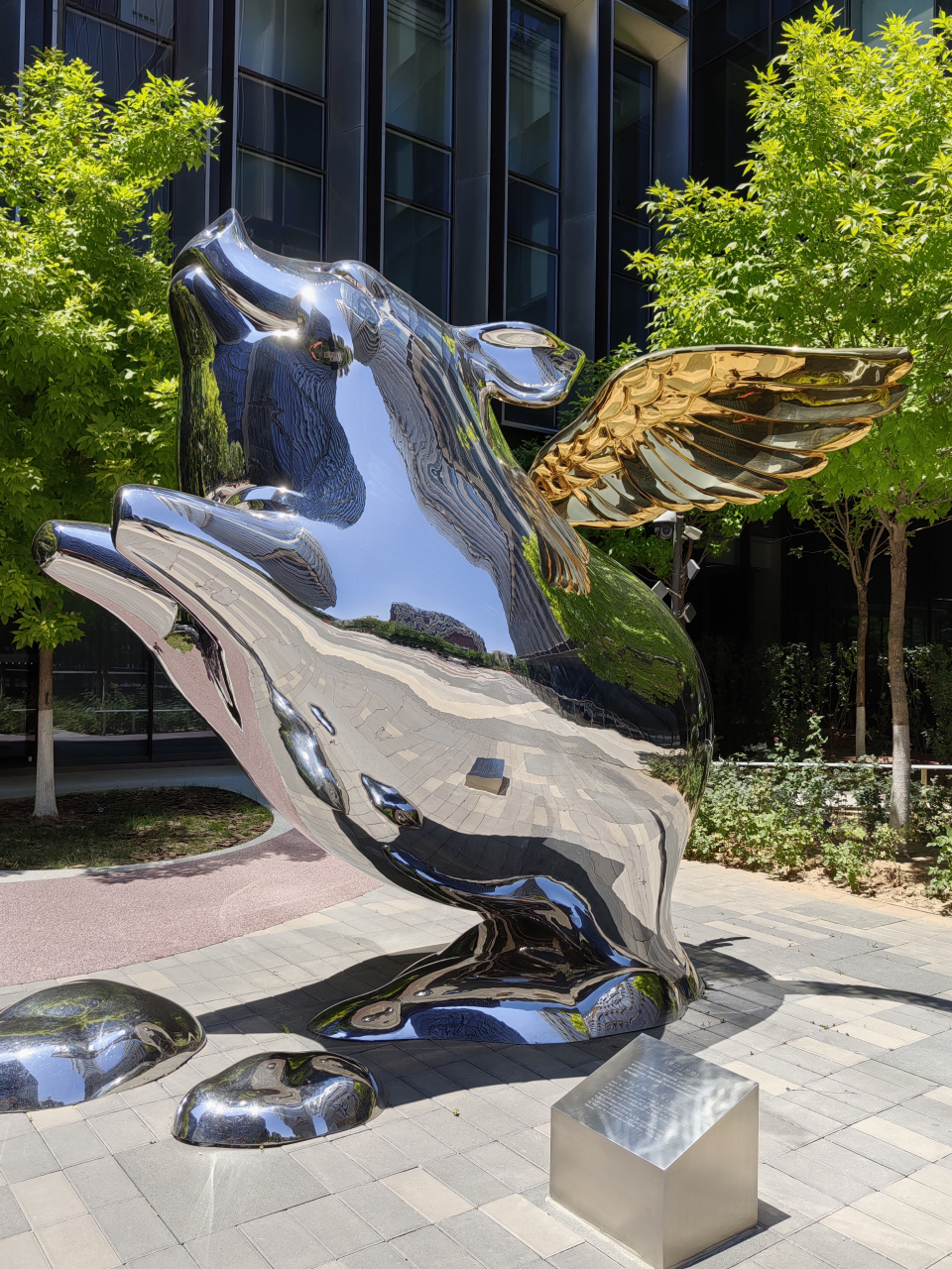 有幸到北京小米总部,亲见飞猪雕塑.