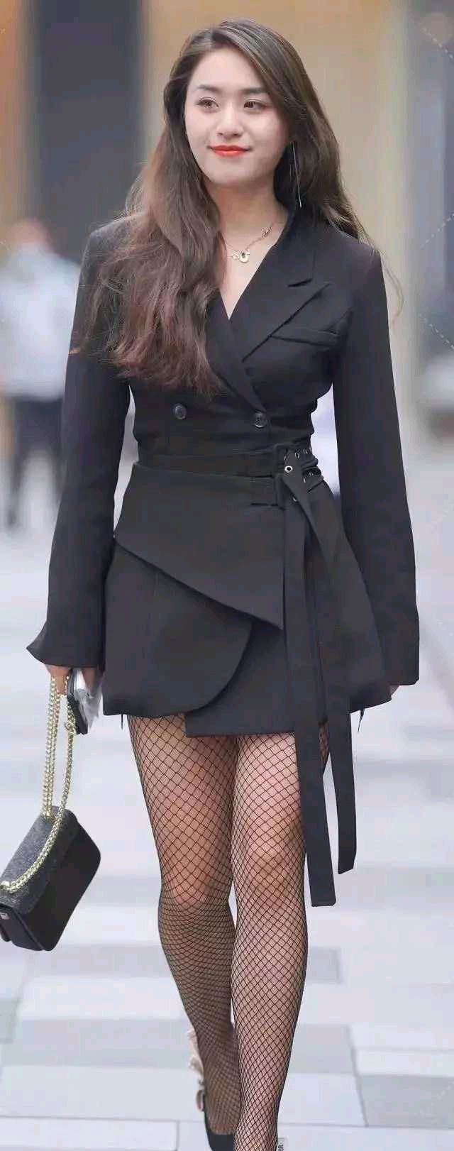 有线头的上衣和渔网袜,美女的气质一览无余!