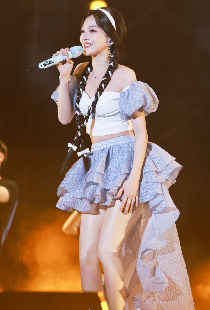 张韶涵演唱会服装,每套服装都穿有超博丝袜,魅力四射!#张韶涵演唱会