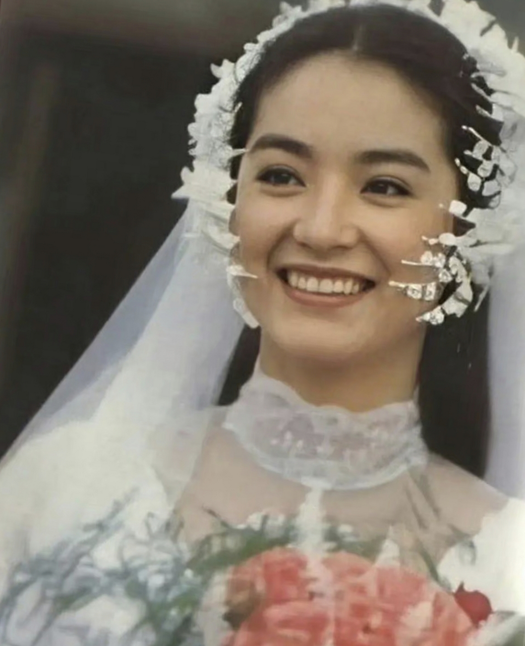 林青霞穿婚纱的样子真的好美好美啊!笑起来清纯又甜美.