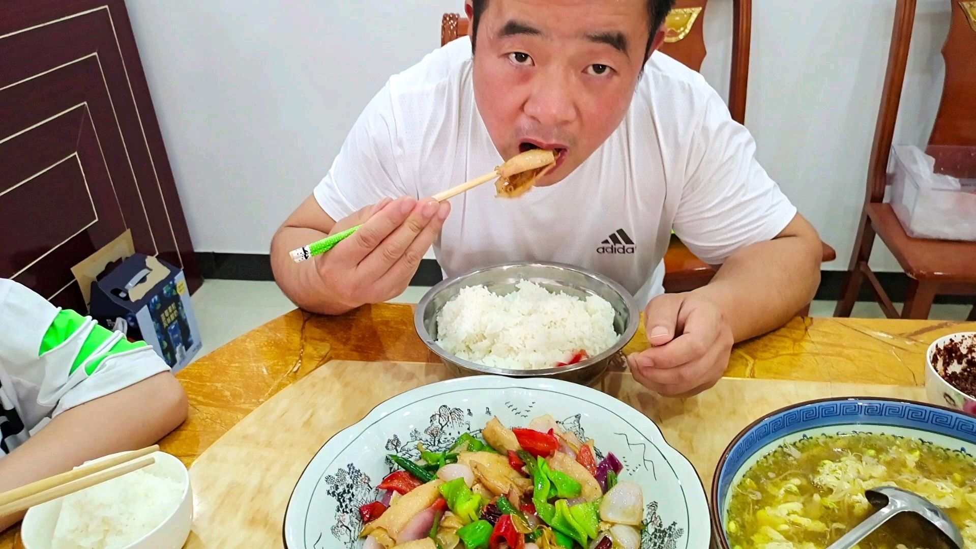 良好做大席小炒,小炒乌贼,颜色诱人味道香鲜美,良好可吃爽了