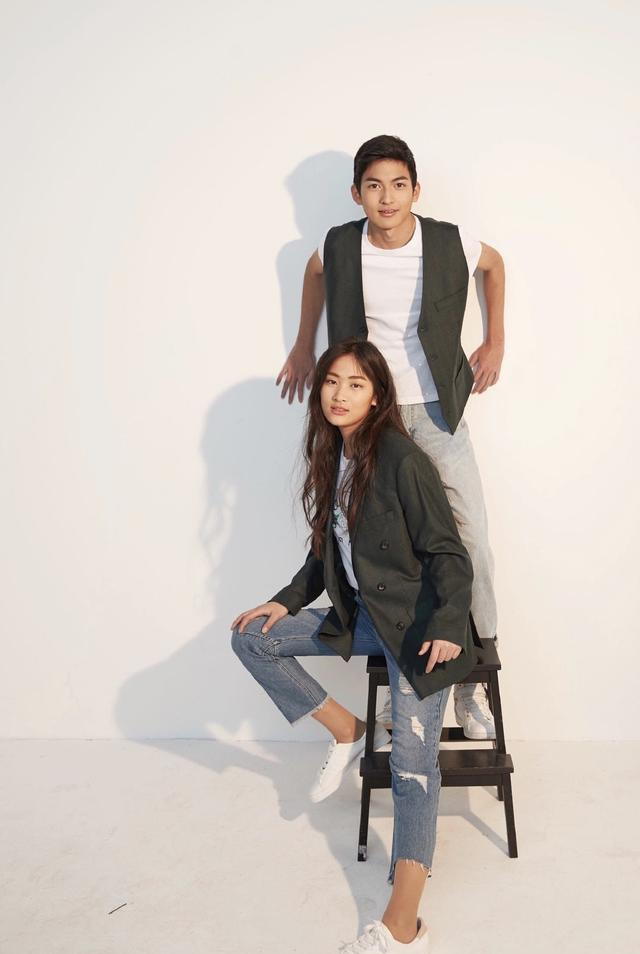 景天瞳灰色卫衣配少女妆容,满满的阳光帅气,性感且不失甜美