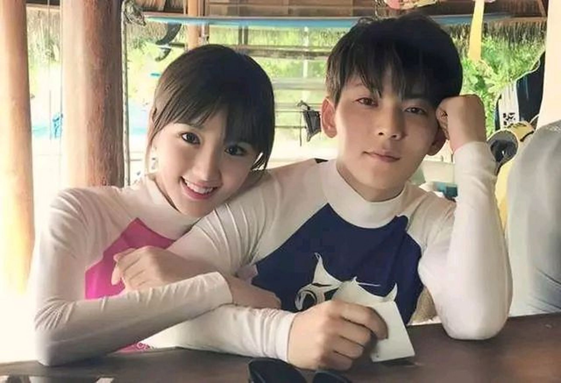 我没有看错吧,毛晓彤的前男友陈翔在直播带货.直播间有两千人左右.