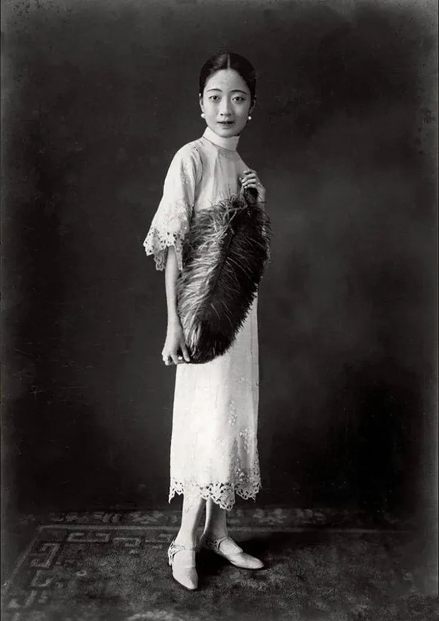 这张照片是婉容,清朝末代的皇后,没想到那个时候的她居然如此时尚