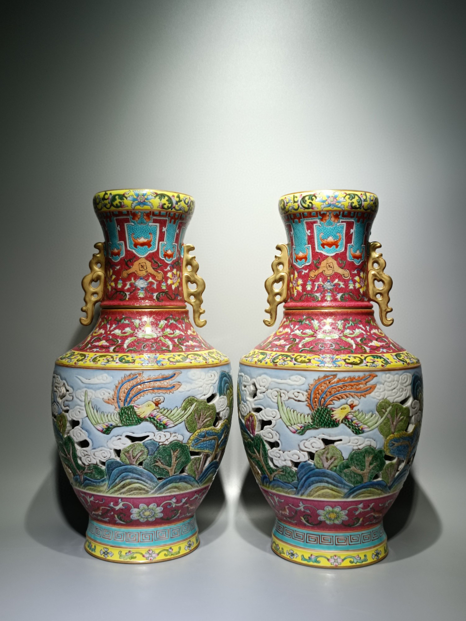 清乾隆款,粉彩胭脂红轧道镂空有凤来仪套瓶 高:43cm宽:22cm
