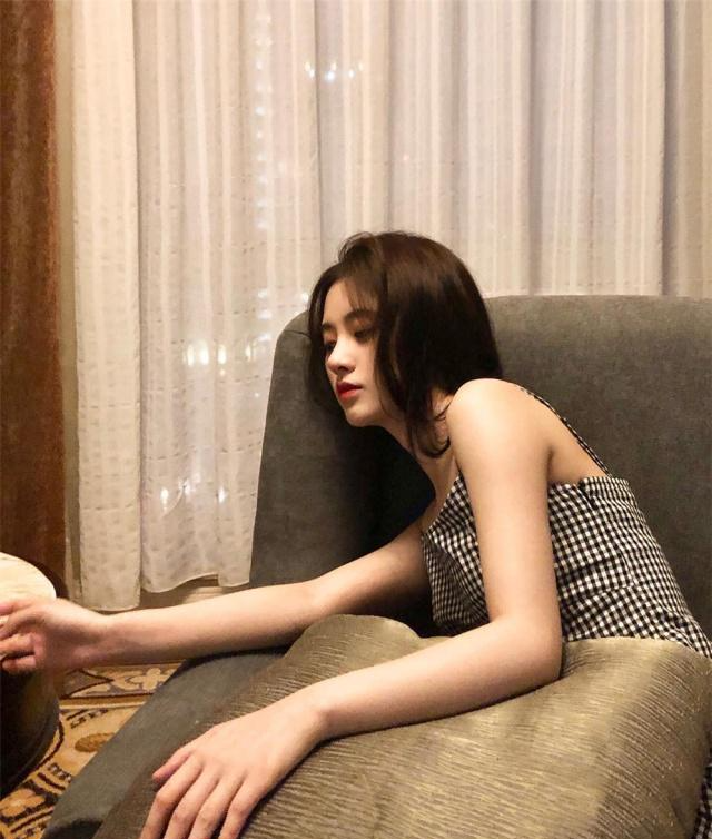 鞠婧祎晒自拍,穿格纹吊带裙大秀香肩锁骨,这也太撩人了吧