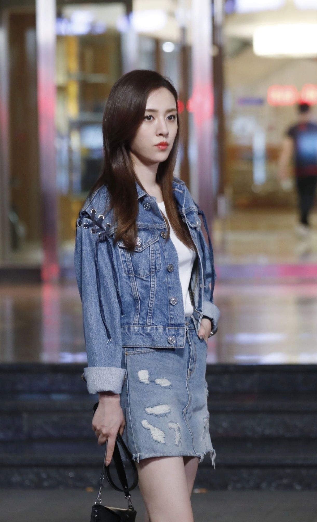 夹克配短裤的王晓晨,既美丽又"冻人"