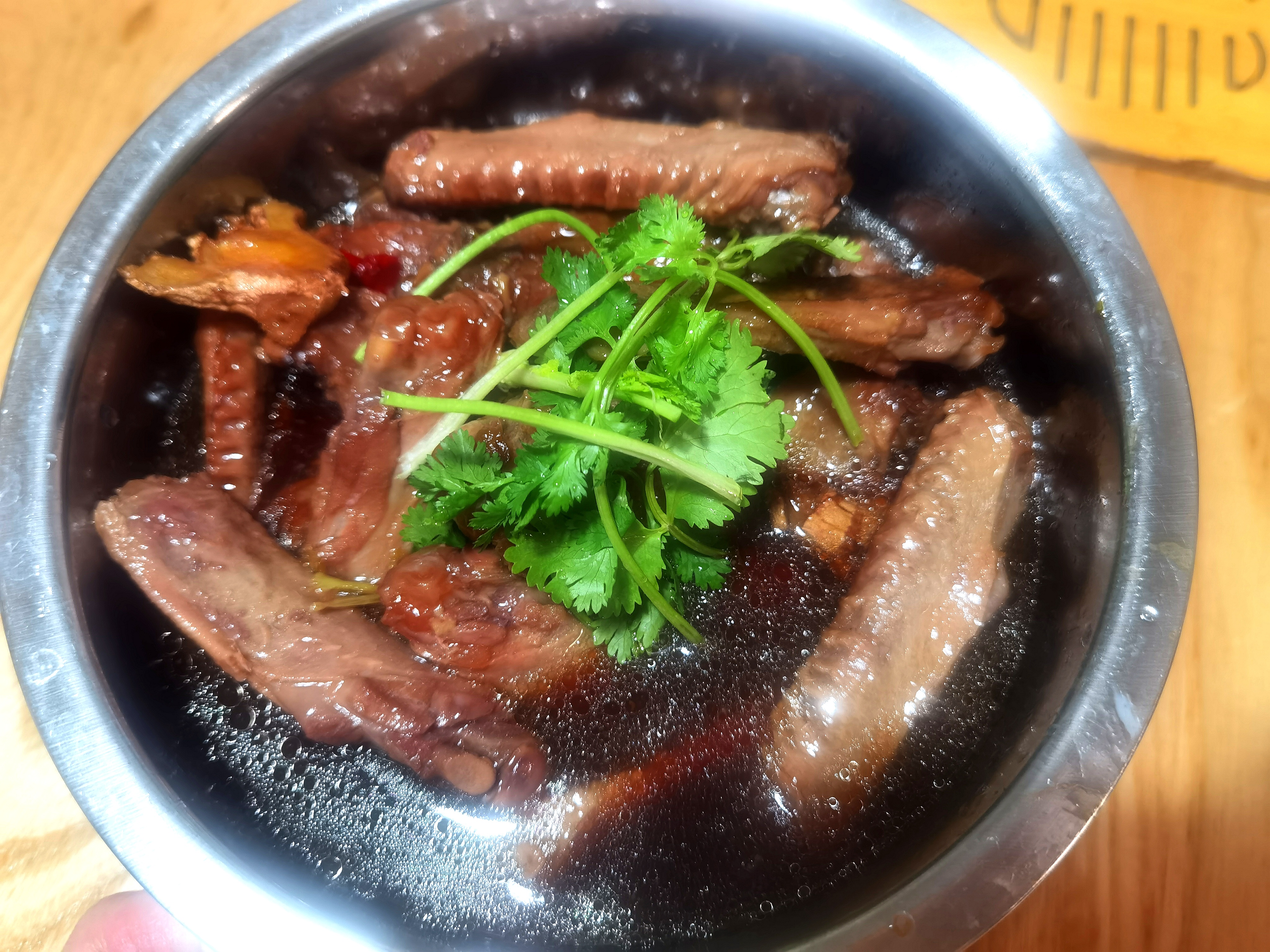 来个香菜根卤鸭翅