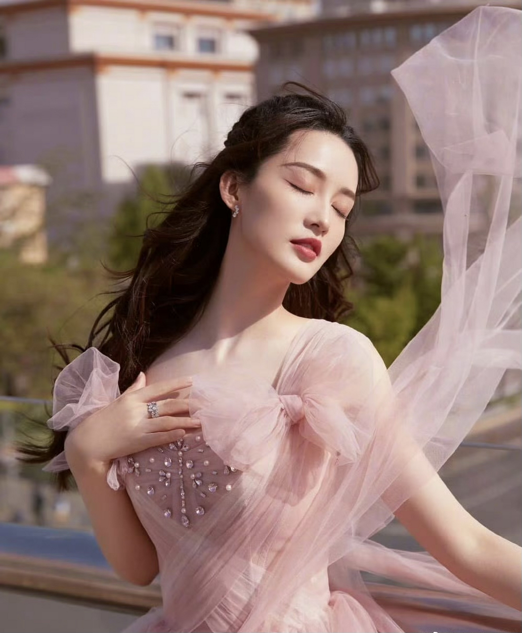 李沁身着粉色纱裙太仙女了,宛如童话里的公主! 676767#美女