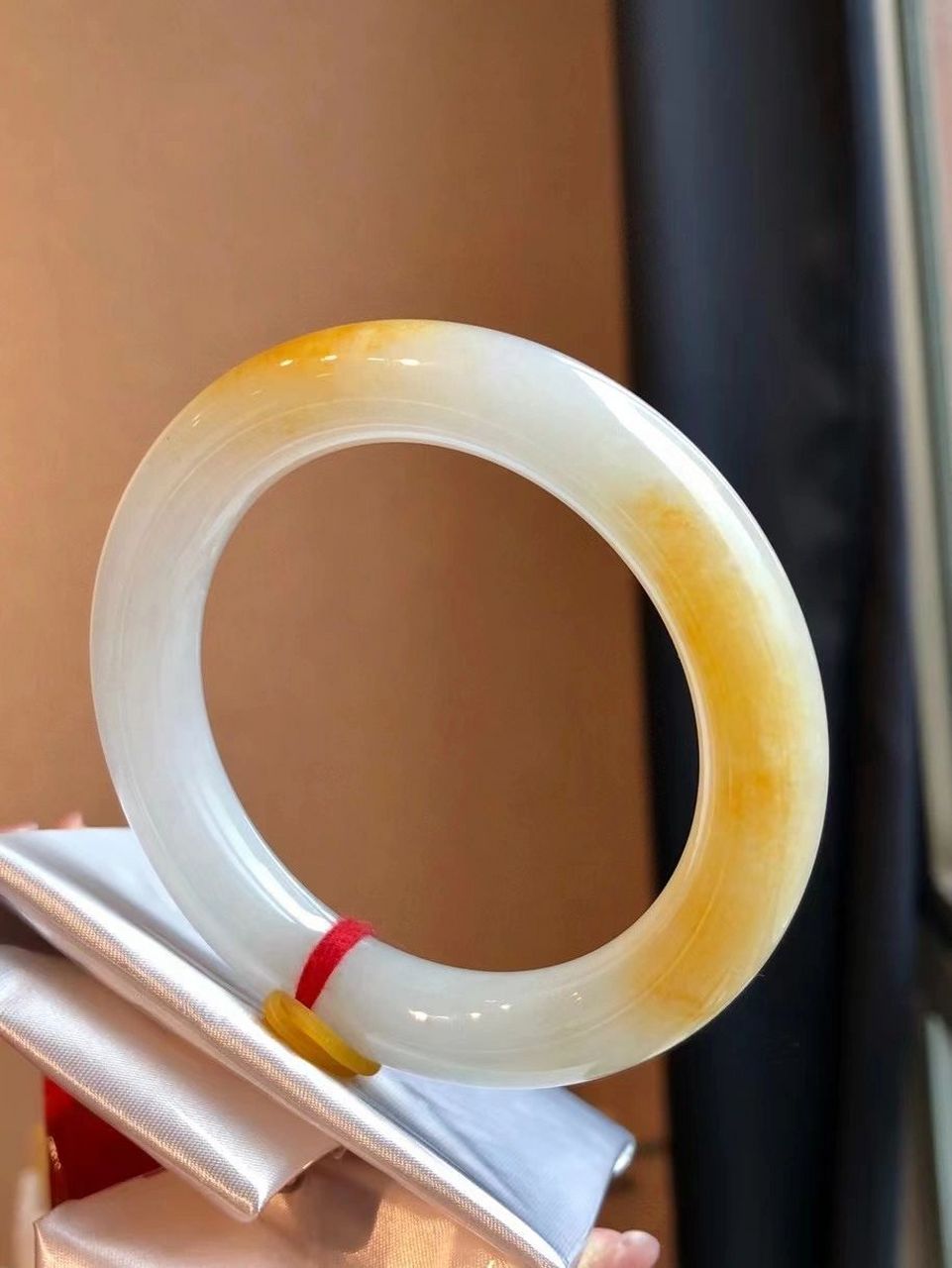 冰种黄金翡翠手镯,翠光闪烁,水润光泽,真的太好看了#翡翠# #翡翠手镯