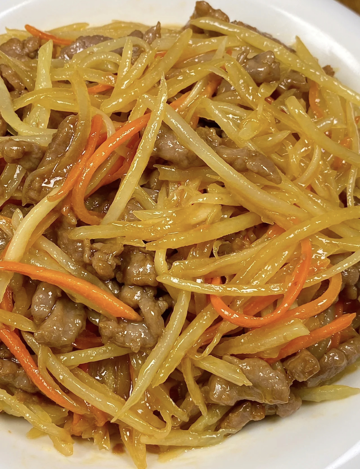 牛肉和土豆炒完拌饭,那叫一个香!好吃到舔盘子!