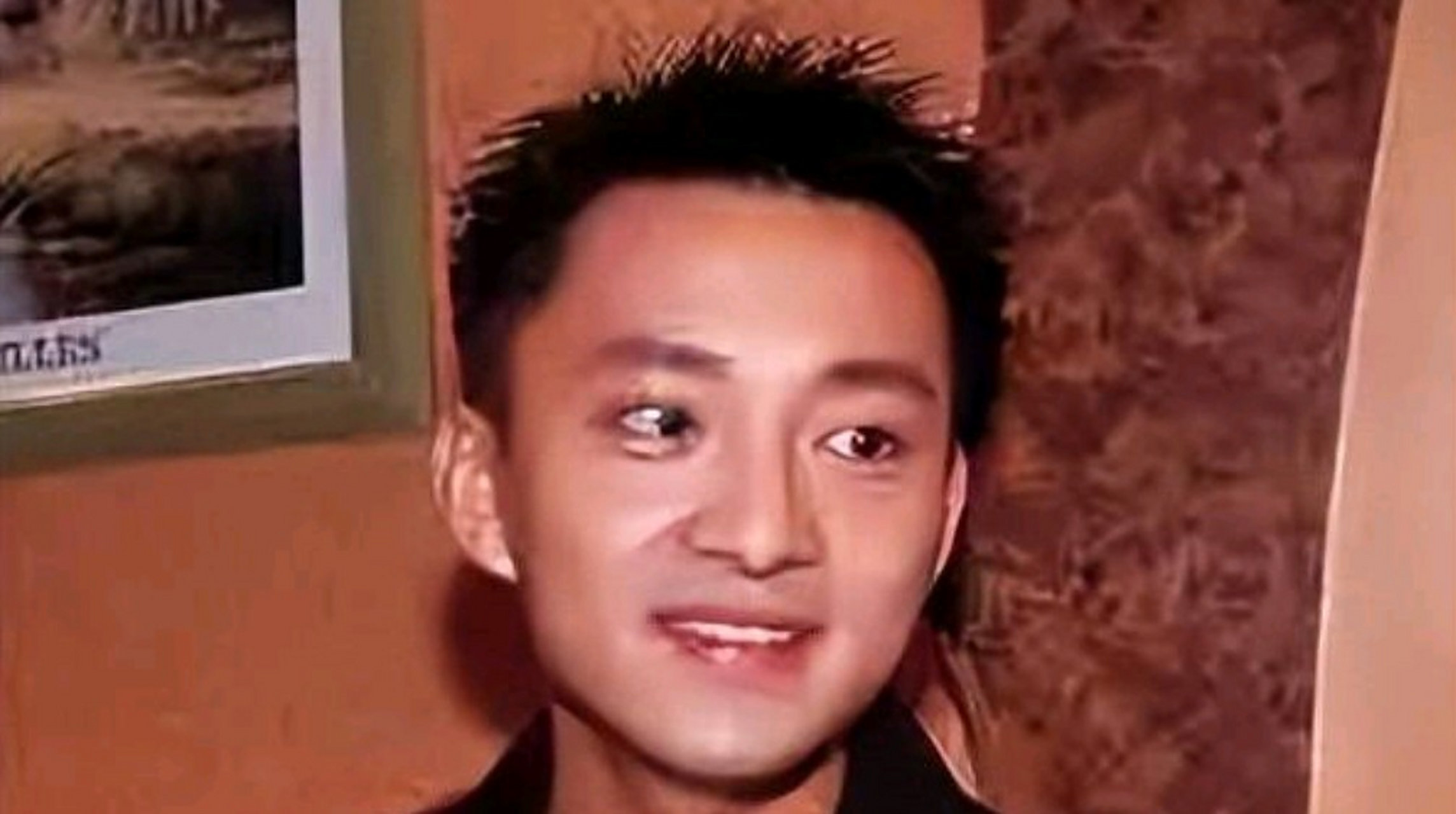 还记得央视最帅的主持人亚宁吗?如今的他虽说已白发,但依旧帅气精神!