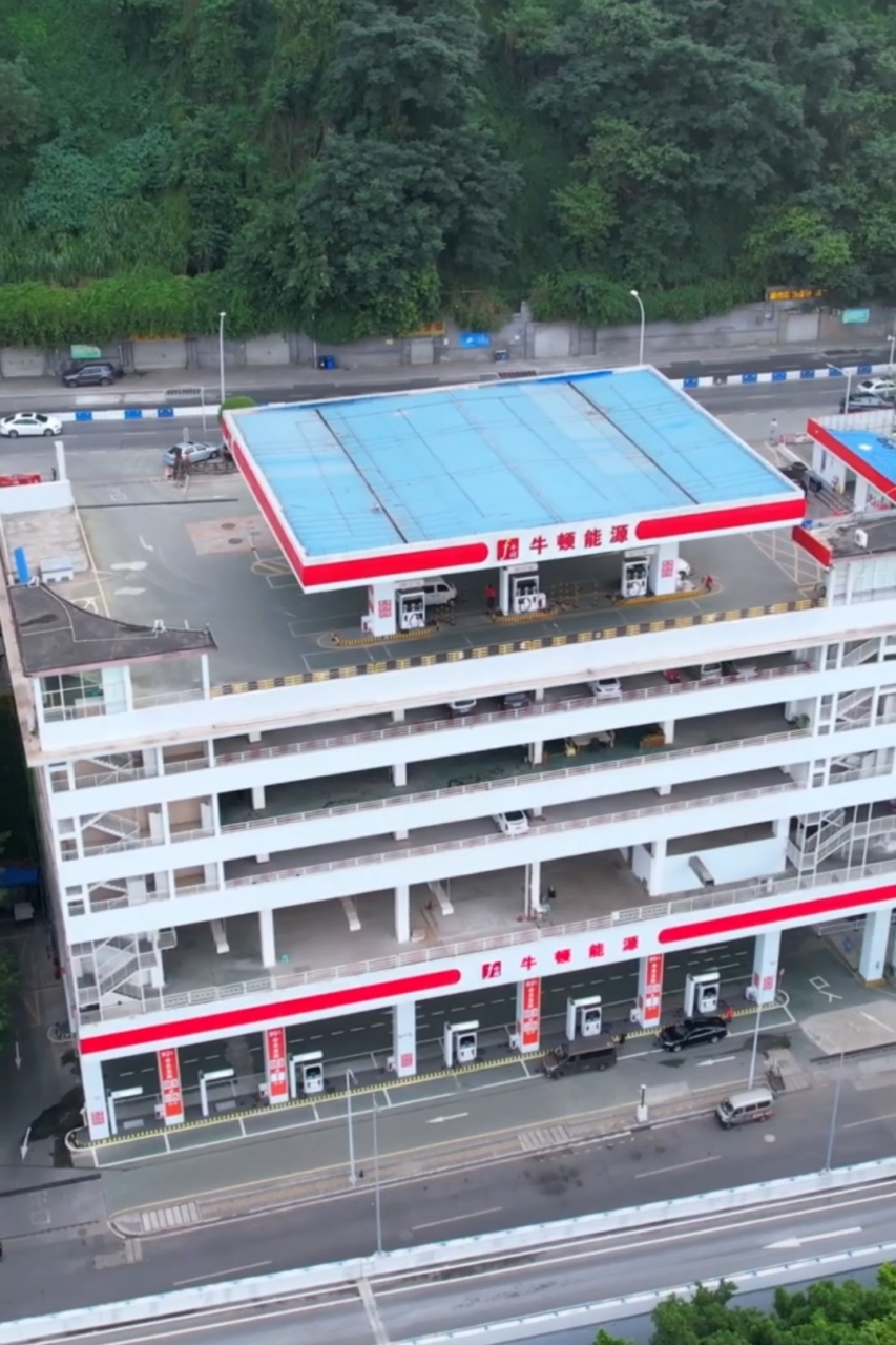 身为北方人,我实在想不通,南方的加油站,为啥要修在楼顶