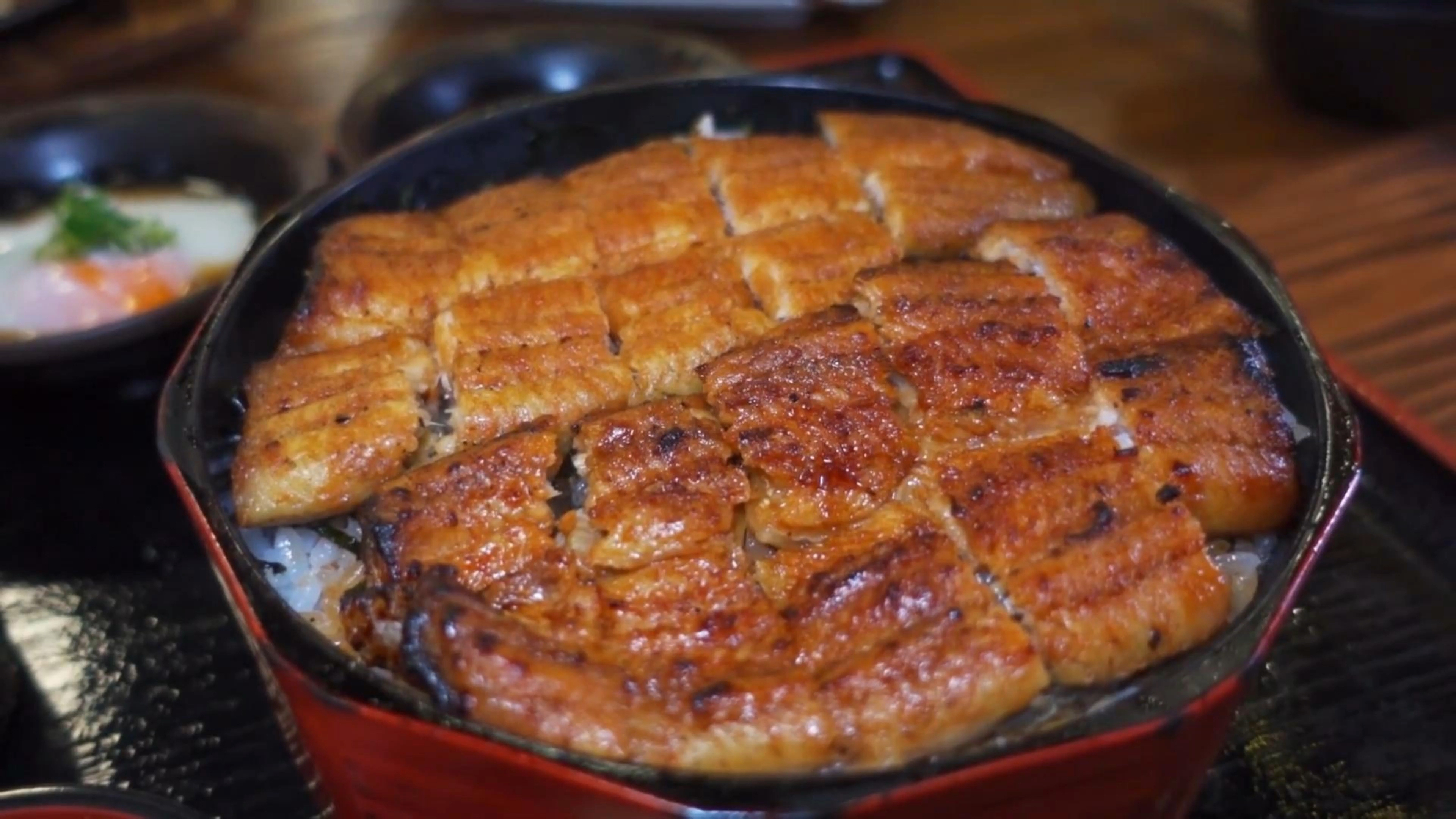 日本人最爱吃的蒲烧鳗鱼饭,据说所有鳗鱼都来自中国