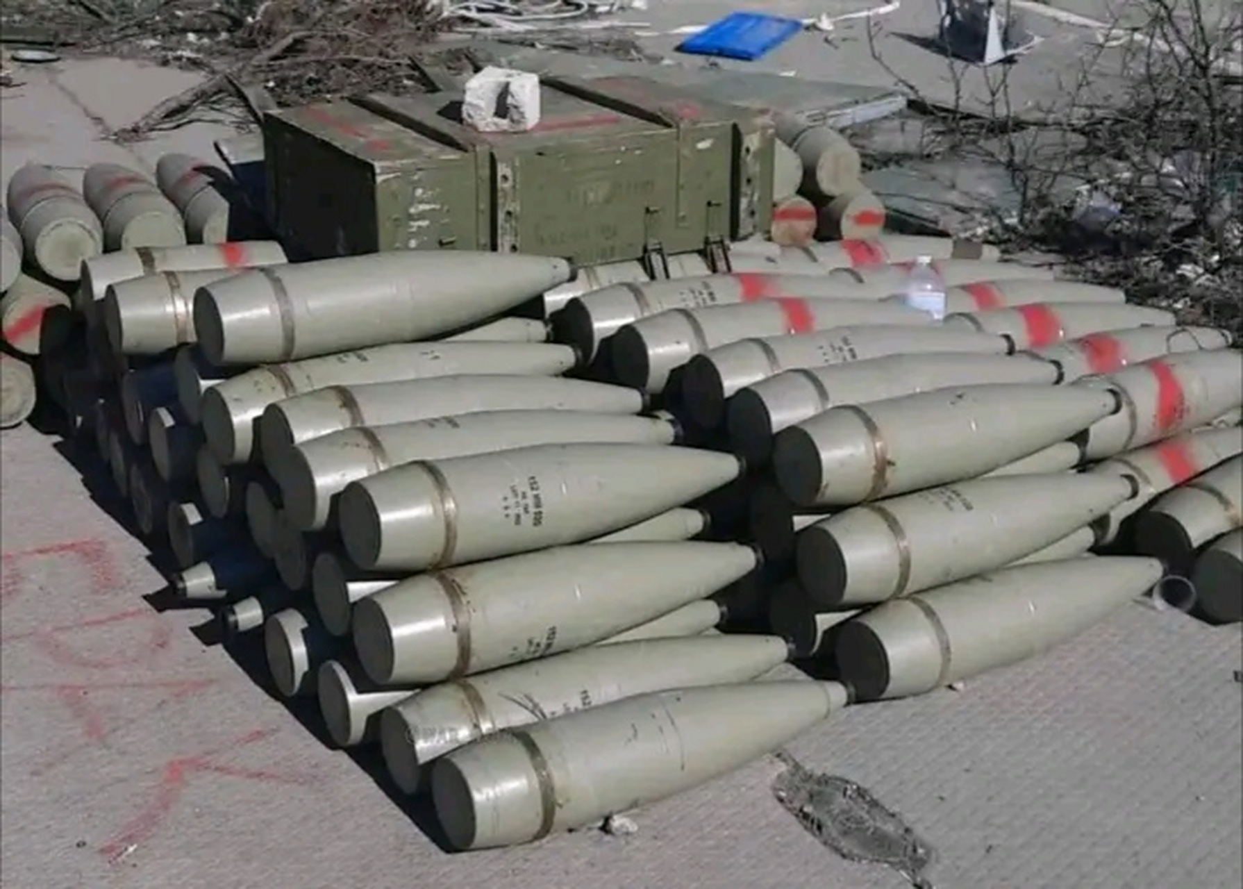 一,乌军在巴赫穆特缴获的俄军152mm炮弹,产地:伊朗,生产年份:2023