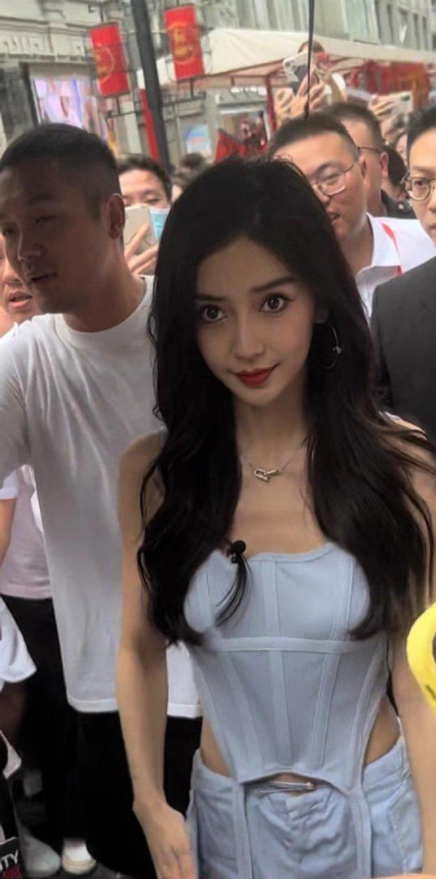 路人镜头下的angelababy(穿4000元肚兜)