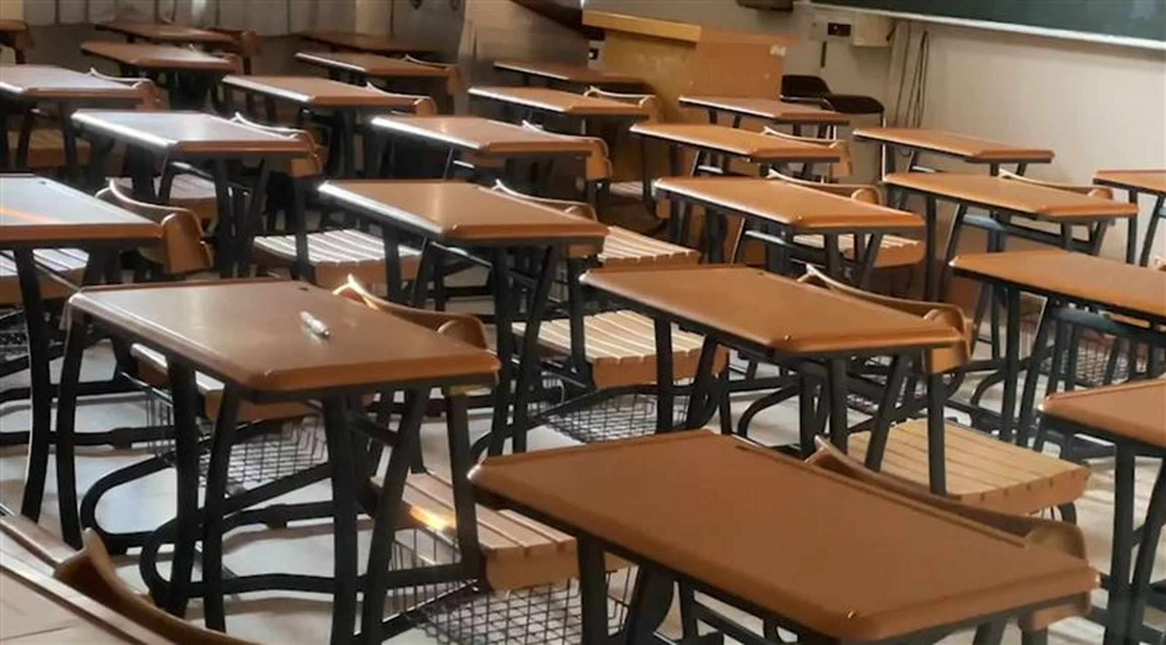 学生在教室的座位,竟然是以学生家长的职业来排定!