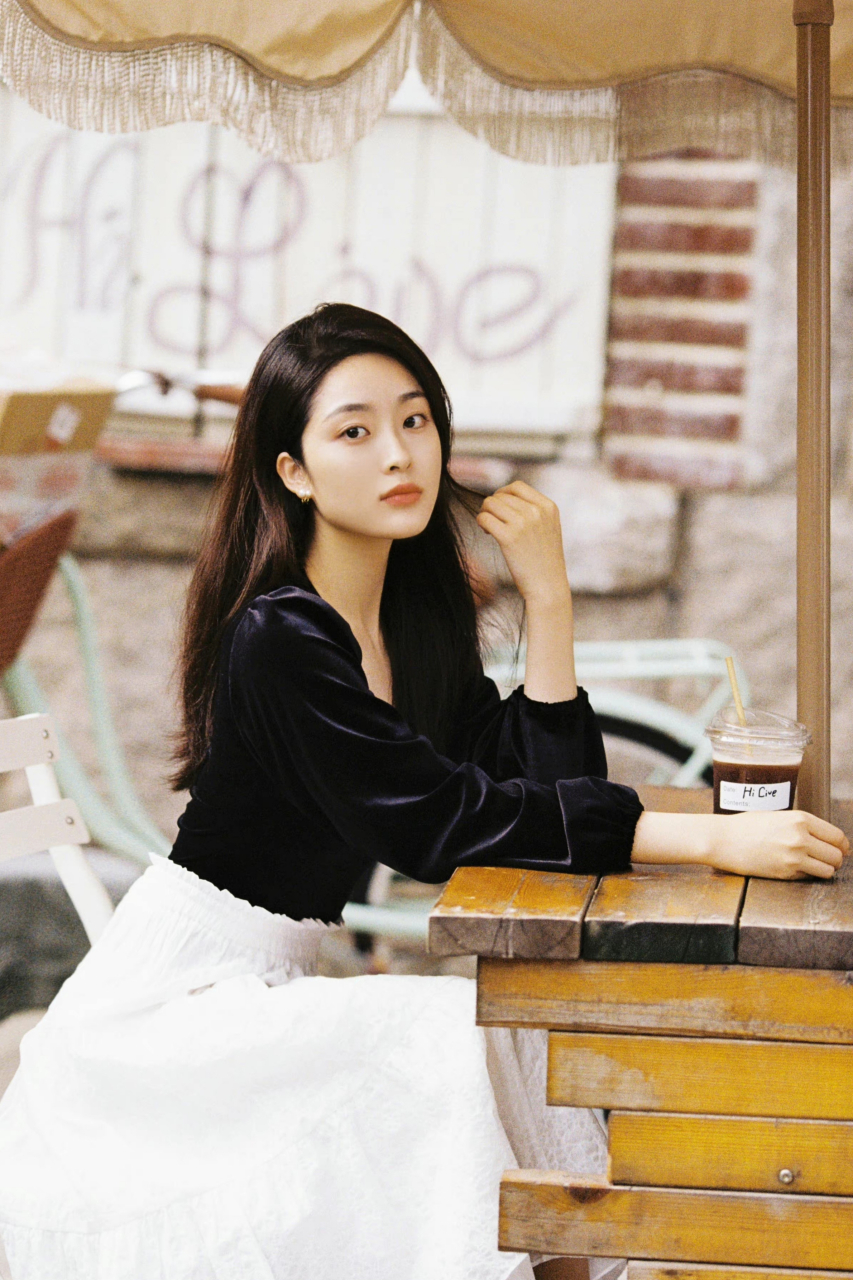 极品美女吴曼思人像写真[鲜花]