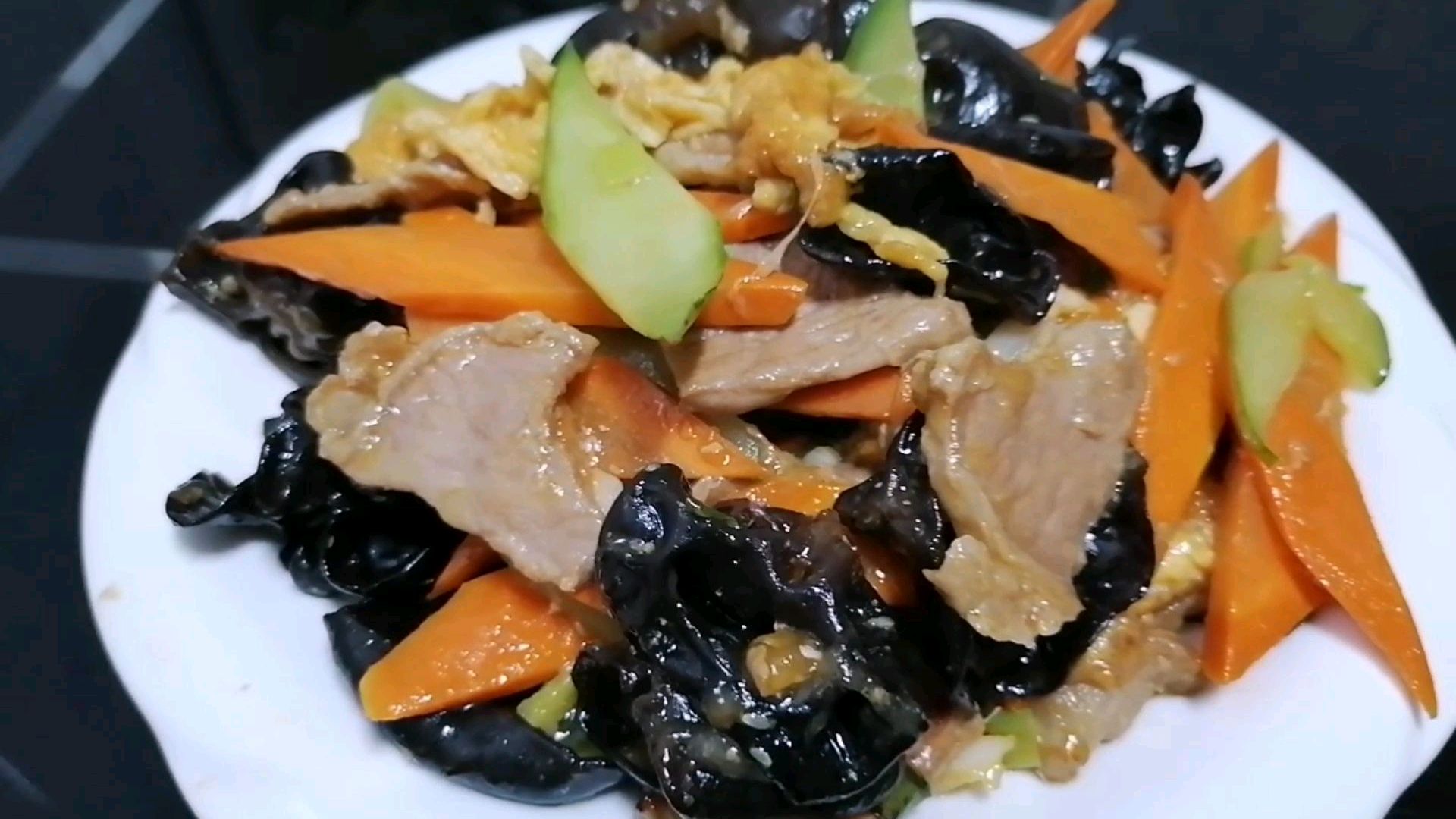 二两瘦肉,半个胡萝卜,一把木耳,几片黄瓜,清淡下饭菜:木须肉