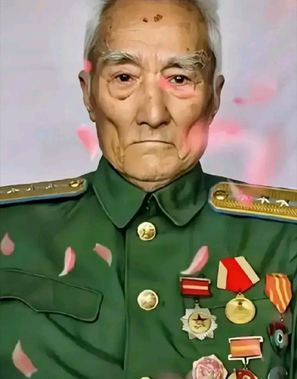 这位眼神透着杀气的老兵是一位无名英雄.