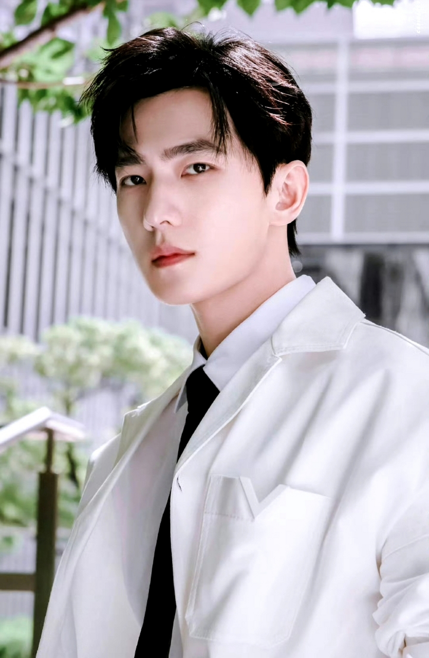 杨洋微博简介删除贾士凯# 近日,杨洋在微博上删除了关于贾士凯的简介