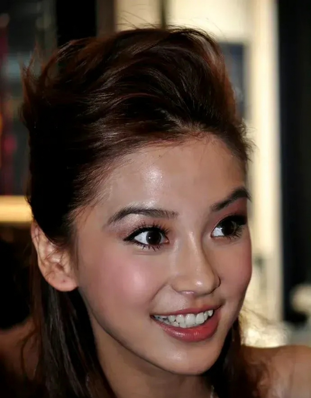 这是15年前杨颖素颜照 发现和现在真的差不多脸型,现在太瘦,显的嘴大.