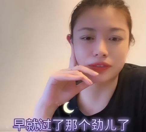 她尊称章子怡为章老师,并十分赞赏汪峰在孩子教育方面的出色表现